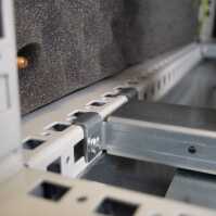 Schallgedämmter Serverschrank SCHÄFER IS-1 silenced - 25 HE - 800x800 mm - Sichttür/Vollblechtür - Sockel - grau