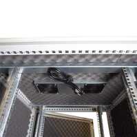 Schallgedämmter Serverschrank SCHÄFER IS-1 silenced - 25 HE - BxT 800x800 mm - Sichttür - Vollblechtür - Sockel - 2 Silent-Ventilatoren - lichtgrau