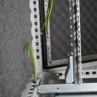 Schallgedämmter Serverschrank SCHÄFER IS-1 silenced - 25 HE - BxT 800x800 mm - Sichttür - Vollblechtür - Sockel - 2 Silent-Ventilatoren - lichtgrau