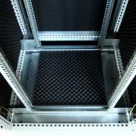 Schallgedämmter Serverschrank SCHÄFER IS-1 silenced - 25 HE - BxT 800x800 mm - Sichttür - Vollblechtür - Sockel - 2 Silent-Ventilatoren - lichtgrau