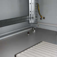 19"-Stand-/Wandschrank RESISTER aktiv - erhöhter Staubschutz IP50 - 18 HE - Glastür - BxT 600x600mm - Aktiv-Lüfter - lichtgrau
