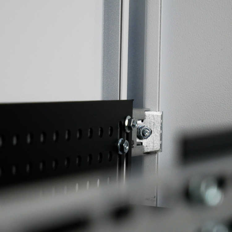 Schmaler Sicherheits-Serverschrank SR1200 von LIEBERNETZ - 50% silenced - inkl. 2 Lüfter - für SoHo, Praxis, Kanzlei - reinweiss