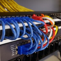 19"-Wandverteiler TAUNUS von IT-BUDGET - 4 HE - 450 mm Tiefe - Vollblechtür - Schloss - lichtgrau