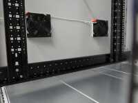 Staubschutz 19"-Serverschrank VX IT Rack RITTAL resistered - inkl. 3 Aktiv-Lüftern - 42 HE - BxT 800x800 mm - Sicht-/Vollblechtür - lichtgrau