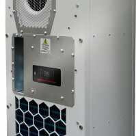 Wandanbau-Kühlgerät Blue e+ von RITTAL - Outdoor - Kühlleistung 3800 W - 380-480 V  3 phasig - B H T 465 x 1640 x 360 mm - Integrierte elektrische Kondensatverdunstung  - Aluminium - lichtgrau