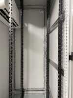 19"-Serverschrank VX IT von RITTAL mit MITSUBISHI Klimagerät - 42 HE - BxT 800x1200mm - Luftdurchsatz 558 m³/h - Kühlleistung 2000 W - Sichttür - Vollblechrücktür - lichtgrau