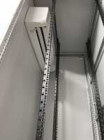 19"-Serverschrank VX IT von RITTAL mit MITSUBISHI Klimagerät - 42 HE - BxT 800x1200mm - Luftdurchsatz 594 m³/h - Kühlleistung 2500 W - Sichttür - Vollblechrücktür - lichtgrau