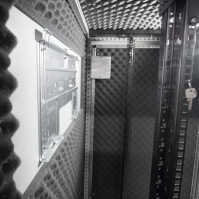 Schallgedämmter 19"-Serverschrank VX IT von RITTAL mit MITSUBISHI Klimagerät - 24 HE - BxT 800x1200mm - Luftdurchsatz 678 m³/h - Kühlleistung 3500 W - Sichttür - Vollblechrücktür - lichtgrau