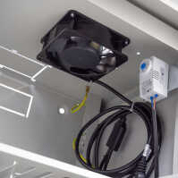 19"-Netzwerkschrank AAR - 9 HE - Tiefe 600 mm - Vollblechtür - mit Ventilator, Thermostat, Fachboden - lichtgrau