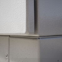 19"-Netzwerkschrank RESISTER Pro mit Regendach und Sockel - IP66 für Outdoor + Industrie - Vollblechtür - 12 HE - 600x600 mm - lichtgrau