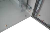 19"-Netzwerkschrank RESISTER Pro mit Regendach und Sockel - IP66 für Outdoor + Industrie - Vollblechtür - 12 HE - 600x600 mm - lichtgrau