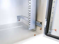 19"-Netzwerkschrank RESISTER Pro mit Regendach und Sockel - IP66 für Outdoor + Industrie - Sichttür - 12 HE - 600x600 mm - lichtgrau