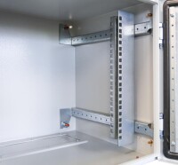 19"-Netzwerkschrank RESISTER Pro mit Regendach und Sockel - IP66 für Outdoor + Industrie - Sichttür - 9 HE - 600x400 mm - lichtgrau