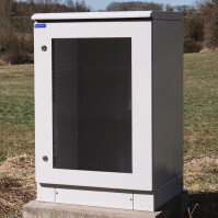 19"-Netzwerkschrank RESISTER Pro mit Regendach und Sockel - IP66 für Outdoor + Industrie - Sichttür - 9 HE - 600x400 mm - lichtgrau