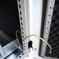 Schallgedämmter Serverschrank SCHÄFER IS-1 silenced - 25 HE - BxT 600x800 mm - Sichttür - Vollblechtür - Sockel - 2 Silent-Ventilatoren - lichtgrau